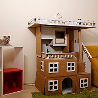 Kartónový domček pre mačku v interiéri